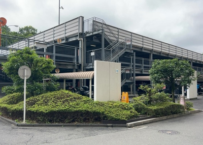 【駐車場】 | フェアヒルズ南大沢ブリーズコート | 車一台あたりに必要なスペースは、標準サイズの普通自動車で横幅2m50cm、長さ5mは必要になります。ただし、乗降のことも考慮して横幅3m30cm、長さ5m50cmほどは確保できるところを選びましょう。