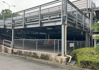 【駐車場】 | フェアヒルズ南大沢ブリーズコート | 駐車場と明記されていても、最小スペースでつくられた駐車場だと大型車は駐車できなかったり、出入りしにくくなったりする可能性があります。お車のサイズと購入したい物件の駐車場のサイズを現地で確認しましょう。