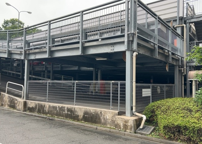 【駐車場】 | フェアヒルズ南大沢ブリーズコート | 駐車場と明記されていても、最小スペースでつくられた駐車場だと大型車は駐車できなかったり、出入りしにくくなったりする可能性があります。お車のサイズと購入したい物件の駐車場のサイズを現地で確認しましょう。