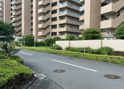 【庭】 | フェアヒルズ南大沢ブリーズコート | 物件によっては、入居者が個人的に使用できる専用庭がついているものもあります。また、住宅の中にある土間の部分を庭と呼ぶこともあります。庭の用途は住む人によって変わり、それによってデザインもさまざまです。