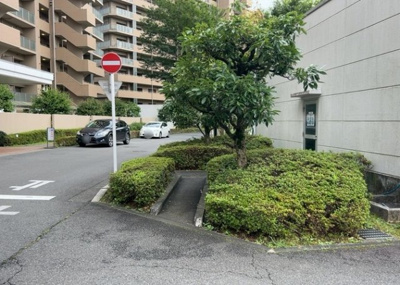 【中庭】 | フェアヒルズ南大沢ブリーズコート | 中庭（パティオ）とは、一つの建築物の内部に設けられた、壁などで囲われている庭のことを指します。コの字型、ロの字型が主流ですが、L字型の中庭もあります。最近では、インテリア性の高さからも人気があります。