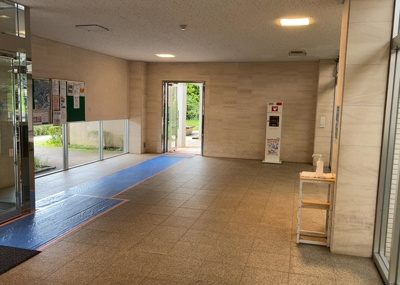 【受付】 | フェアヒルズ南大沢ブリーズコート | 受付はマンションコンシェルジュがいる場合もあれば、管理人が滞在する小部屋を総称して呼ぶことがあります。主にエントランスに設置されていることから、防犯面でも期待ができます。防犯設備がない場合はより安心！