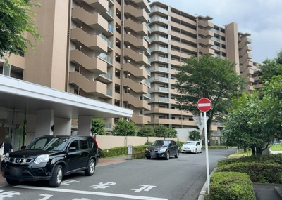【構造・工法・仕様】 | フェアヒルズ南大沢ブリーズコート | ＲＣ造、Reinforced Concreteは直訳すると補強されたコンクリートです。主に柱や梁・床・壁が鉄筋とコンクリートで構成おり、鉄筋を組んだ型枠にコンクリートを流し込んで固めたものを指します。