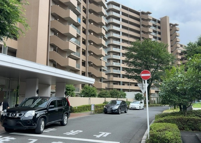 【構造・工法・仕様】 | フェアヒルズ南大沢ブリーズコート | ＲＣ造、Reinforced Concreteは直訳すると補強されたコンクリートです。主に柱や梁・床・壁が鉄筋とコンクリートで構成おり、鉄筋を組んだ型枠にコンクリートを流し込んで固めたものを指します。