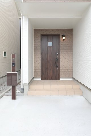【ALIVE RENOVA堰代町 2号棟】‐高崎神社前-のエントランス