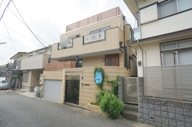 桜丘４　戸建の外観|☆地下にはドライエリアが設けられ、通風良好
☆全居室６帖以上のゆとりある空間