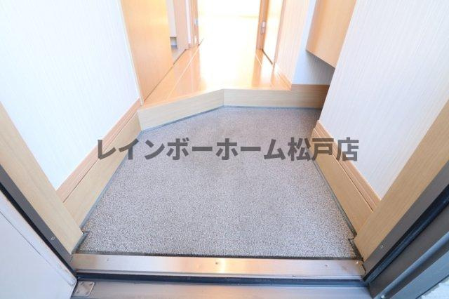 ロイヤルヒル三郷　仲介手数料（賃料の1.10ヵ月）の50％OFF対象物件！の玄関