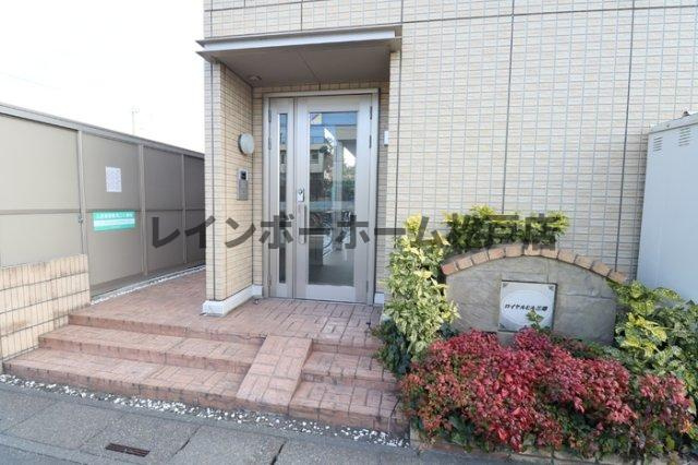 ロイヤルヒル三郷　仲介手数料（賃料の1.10ヵ月）の50％OFF対象物件！のエントランス
