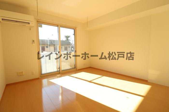ロイヤルヒル三郷　仲介手数料（賃料の1.10ヵ月）の50％OFF対象物件！の居間・リビング