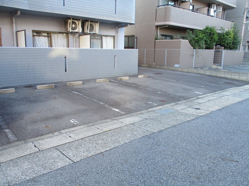 パティオ本山の駐車場