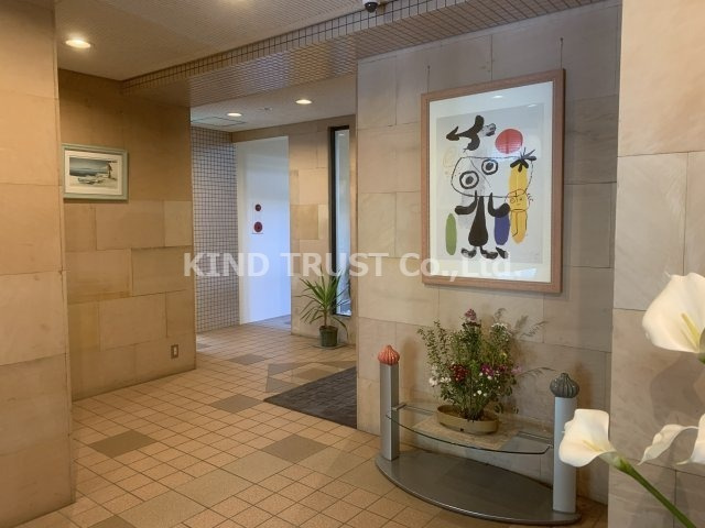 晋栄一番館のロビー|建物の内部です
