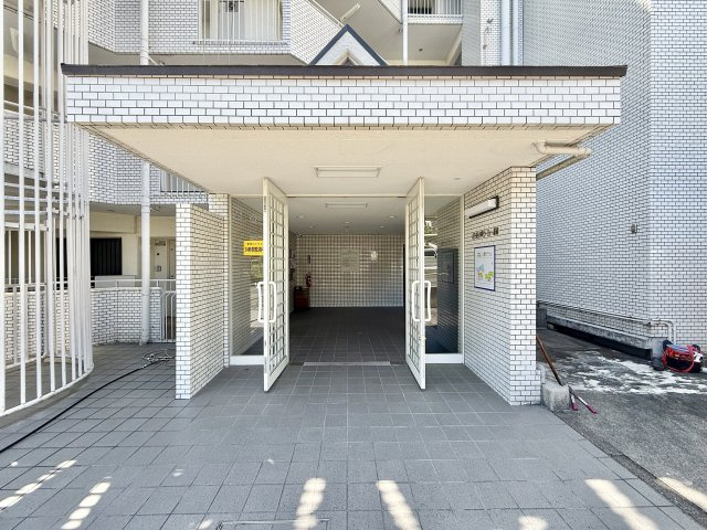 荘苑八事ビラージュ一番館のエントランス
