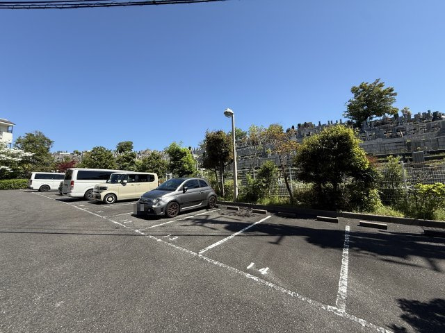 荘苑八事ビラージュ一番館の駐車場