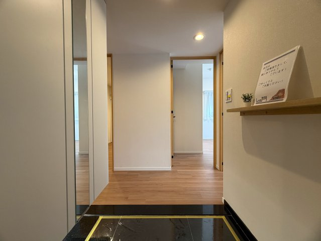 四季感じる敷地。日本人の心も忘れない。そんなビッグコミュニティの威力は家にも発揮！！まぁ、見てみてほしいと思う『パークシティ横濱Ｅ棟』リノベーションの玄関|きれいな玄関です