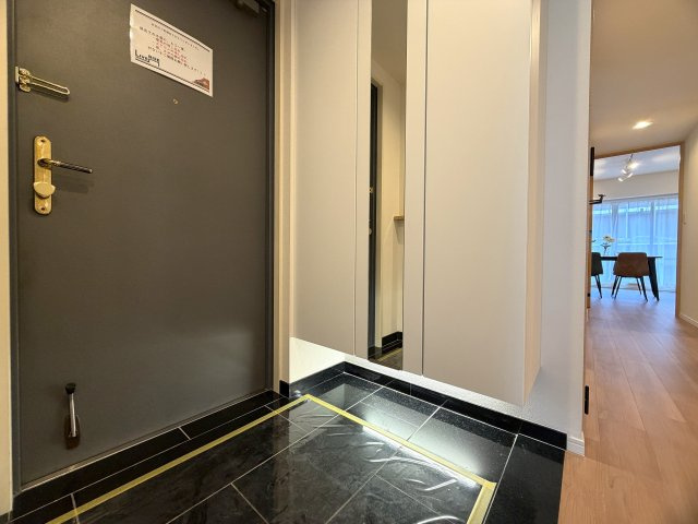 四季感じる敷地。日本人の心も忘れない。そんなビッグコミュニティの威力は家にも発揮！！まぁ、見てみてほしいと思う『パークシティ横濱Ｅ棟』リノベーションの玄関|収納もある玄関です