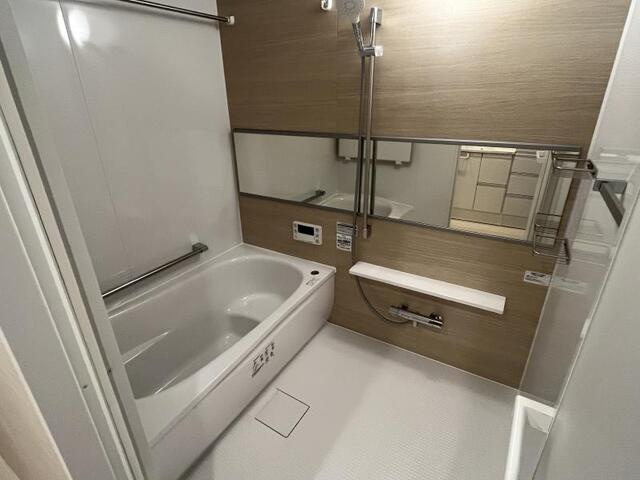 高知市潮新町1丁目ポレスター潮新町　中古マンションの浴室|ワイドミラーが空間を広く演出。高級感のあるバスルーム。