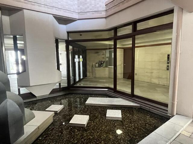 高知市潮新町1丁目ポレスター潮新町　中古マンションのその他共用部分|光が心地よく差し込む、高級感あふれる開放的なエントランスホール。