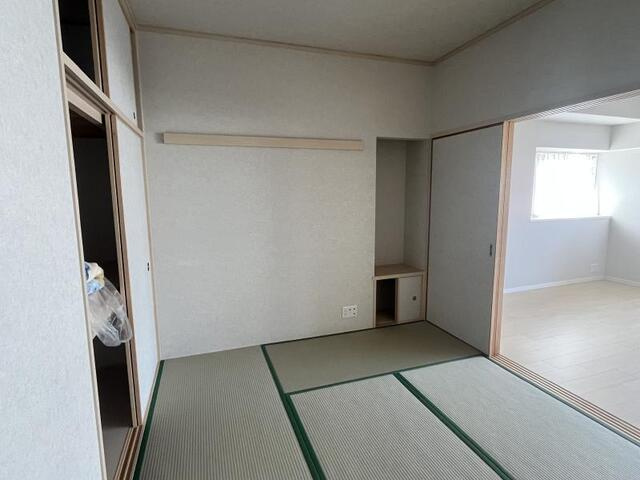 高知市潮新町1丁目ポレスター潮新町　中古マンションの和室|お子様の遊び場や、ゴロゴロと寛ぐお昼寝スペースに最適♪