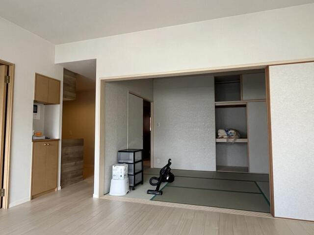 高知市潮新町1丁目ポレスター潮新町　中古マンションの和室|リビングと一続きでマルチに使える、便利な和室空間。
