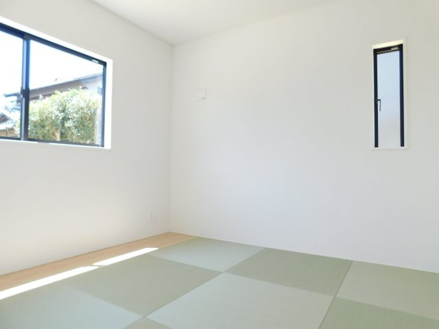 あま市七宝町遠島八幡島の新築一戸建の和室|◇洋風和室◇　　明るい洋風和室５．２帖　押入完備！　ＬＤＫと続き間２１．２帖♪