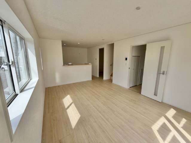 西見前　第9の居間・リビング|白い壁の部屋は、明るく開放的な雰囲気をつくり広く感じられるのが魅力です