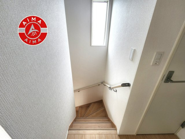 福岡市東区塩浜1丁目第6-3棟(1号棟)の内装|＜手すり付階段＞手すりがないと階段の昇り降りで危険なことはもちろん、壁に手をつきながら歩くことで壁紙が汚れやすくなります。すべての方に快適に昇り降りしていただくため、手すりを設置しました。
