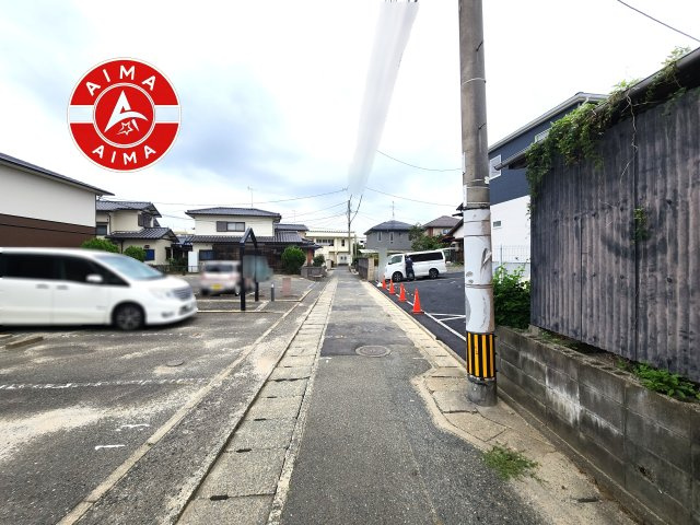 福岡市東区塩浜1丁目第6-3棟(1号棟)の前面道路含む現地写真|前面道路は閑静な住宅地をはしる車通りの少ない道路。お車の出し入れが苦手なママや小さなお子様にも安心ですね。しっかり舗装もされているので、ベビーカーや自転車で通っても快適に通行できます。