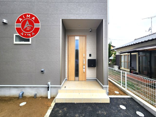 福岡市東区塩浜1丁目第6-3棟(1号棟)の外観：施工例|地盤調査済 / 玄関へ向かうまでのアプローチに漂う上質が期待感をもたせます。玄関は建物の顔。落着きを醸し出した自己主張が心に訴えてきます。