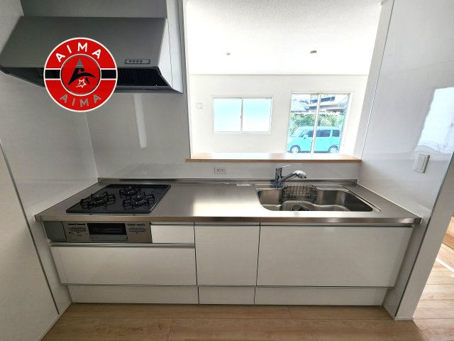福岡市東区塩浜1丁目第6-3棟(1号棟)のキッチン|ご家族を近くに感じられる対面キッチンのLDK。会話もはずみそうですね。