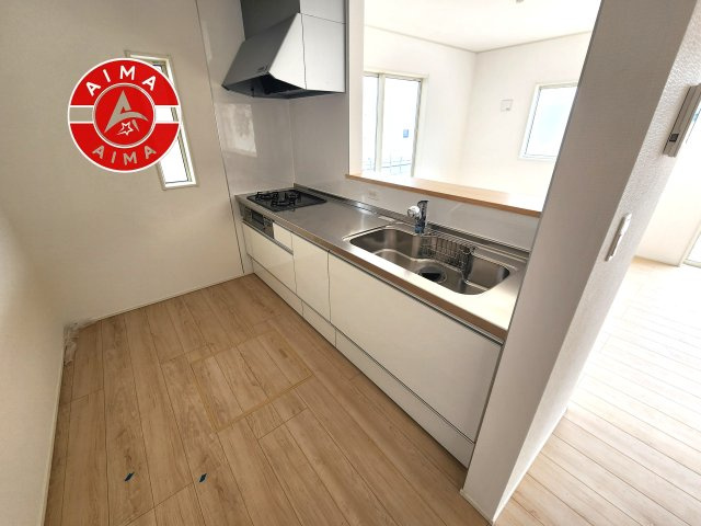 福岡市東区塩浜1丁目第6-3棟(1号棟)のキッチン|ダイニングテーブルへの配膳がラクラク、お料理はかどるカウンター付きシステムキッチン！