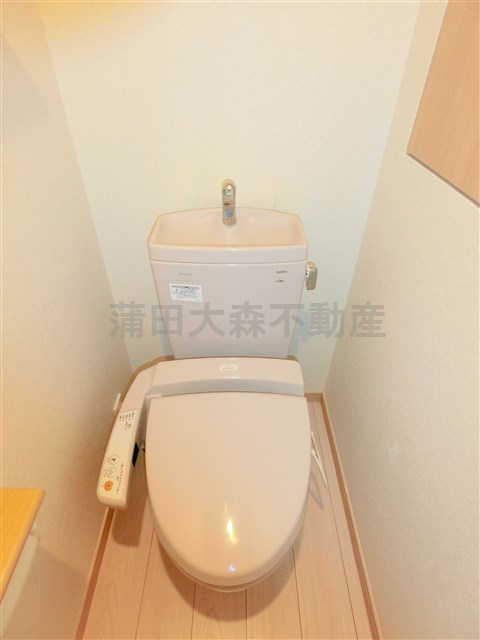 ルーブル池上伍番館のトイレ|温水暖房便座に棚収納付のトイレ