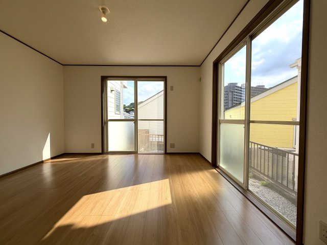 眺望感ある２階からの眺めは、ホッとする。田舎出身だから？空が見たくなる？それが理由でもいいじゃない！何と言ってもこの立地でこの価格なら十分っしょ！！な、『保土ケ谷区仏向西』リフォーム戸建の居間・リビング|ゆったり過ごせる居間です