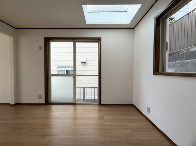眺望感ある２階からの眺めは、ホッとする。田舎出身だから？空が見たくなる？それが理由でもいいじゃない！何と言ってもこの立地でこの価格なら十分っしょ！！な、『保土ケ谷区仏向西』リフォーム戸建の居間・リビング|使いやすいリビングです