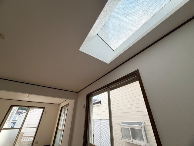 眺望感ある２階からの眺めは、ホッとする。田舎出身だから？空が見たくなる？それが理由でもいいじゃない！何と言ってもこの立地でこの価格なら十分っしょ！！な、『保土ケ谷区仏向西』リフォーム戸建の居間・リビング|ゆったり過ごせるリビングです