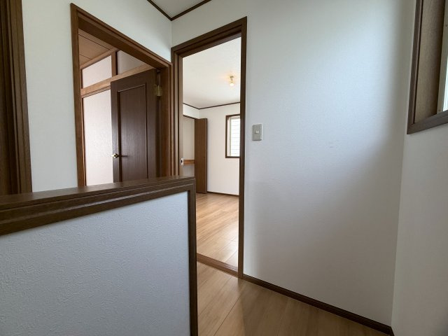 眺望感ある２階からの眺めは、ホッとする。田舎出身だから？空が見たくなる？それが理由でもいいじゃない！何と言ってもこの立地でこの価格なら十分っしょ！！な、『保土ケ谷区仏向西』リフォーム戸建の内装|明るい室内です
