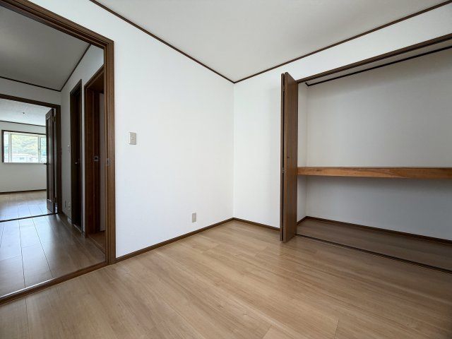 眺望感ある２階からの眺めは、ホッとする。田舎出身だから？空が見たくなる？それが理由でもいいじゃない！何と言ってもこの立地でこの価格なら十分っしょ！！な、『保土ケ谷区仏向西』リフォーム戸建の洋室|個人の部屋や寝室として使える洋室です