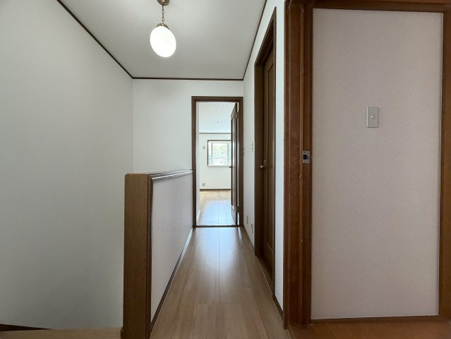 眺望感ある２階からの眺めは、ホッとする。田舎出身だから？空が見たくなる？それが理由でもいいじゃない！何と言ってもこの立地でこの価格なら十分っしょ！！な、『保土ケ谷区仏向西』リフォーム戸建の内装|内装もきれいです