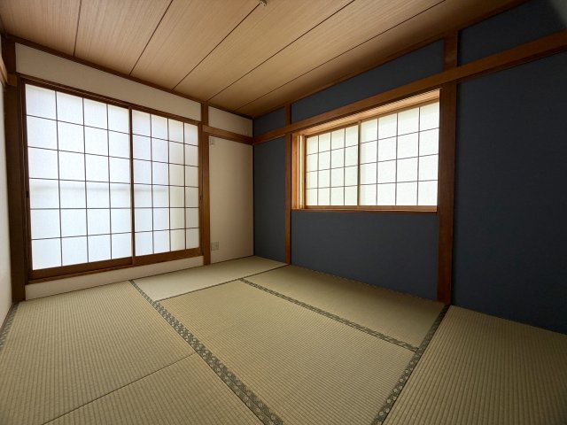 眺望感ある２階からの眺めは、ホッとする。田舎出身だから？空が見たくなる？それが理由でもいいじゃない！何と言ってもこの立地でこの価格なら十分っしょ！！な、『保土ケ谷区仏向西』リフォーム戸建の和室|趣のある和室です