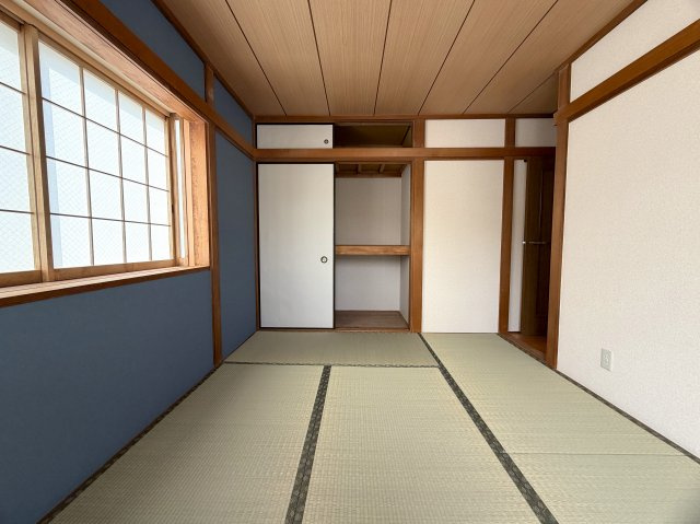 眺望感ある２階からの眺めは、ホッとする。田舎出身だから？空が見たくなる？それが理由でもいいじゃない！何と言ってもこの立地でこの価格なら十分っしょ！！な、『保土ケ谷区仏向西』リフォーム戸建の和室|和室があると、家にあたたかい雰囲気が生まれます