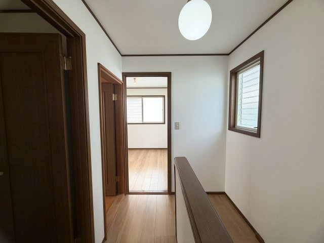 眺望感ある２階からの眺めは、ホッとする。田舎出身だから？空が見たくなる？それが理由でもいいじゃない！何と言ってもこの立地でこの価格なら十分っしょ！！な、『保土ケ谷区仏向西』リフォーム戸建の内装|きれいな内装です