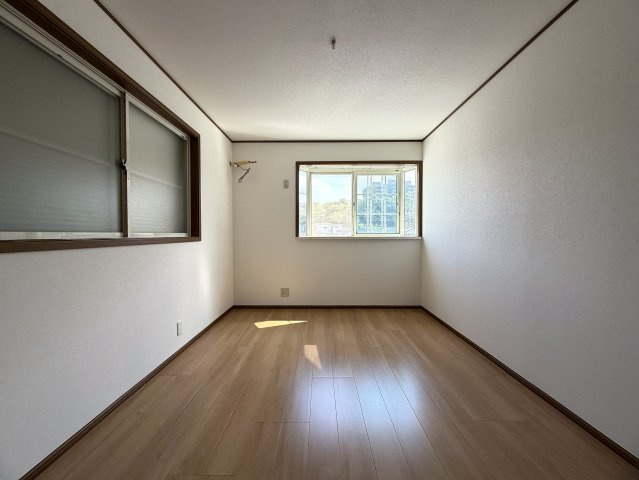 眺望感ある２階からの眺めは、ホッとする。田舎出身だから？空が見たくなる？それが理由でもいいじゃない！何と言ってもこの立地でこの価格なら十分っしょ！！な、『保土ケ谷区仏向西』リフォーム戸建の洋室|広々とした洋室です