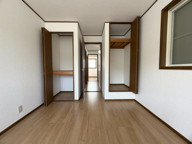 眺望感ある２階からの眺めは、ホッとする。田舎出身だから？空が見たくなる？それが理由でもいいじゃない！何と言ってもこの立地でこの価格なら十分っしょ！！な、『保土ケ谷区仏向西』リフォーム戸建の洋室|スタンダードな洋室です