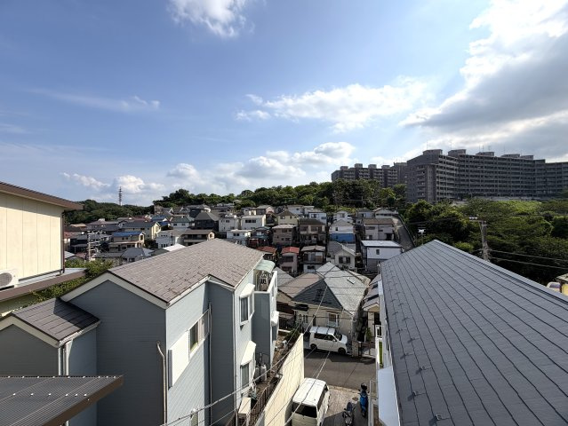 眺望感ある２階からの眺めは、ホッとする。田舎出身だから？空が見たくなる？それが理由でもいいじゃない！何と言ってもこの立地でこの価格なら十分っしょ！！な、『保土ケ谷区仏向西』リフォーム戸建の展望