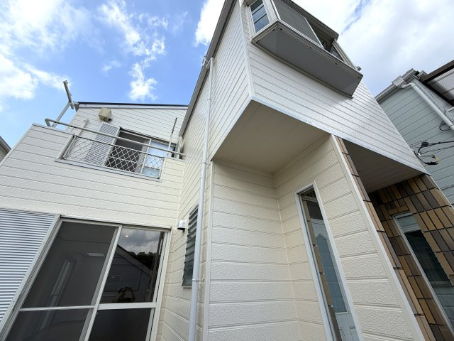 眺望感ある２階からの眺めは、ホッとする。田舎出身だから？空が見たくなる？それが理由でもいいじゃない！何と言ってもこの立地でこの価格なら十分っしょ！！な、『保土ケ谷区仏向西』リフォーム戸建の外観|外観も気になるポイント