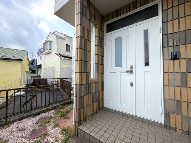 眺望感ある２階からの眺めは、ホッとする。田舎出身だから？空が見たくなる？それが理由でもいいじゃない！何と言ってもこの立地でこの価格なら十分っしょ！！な、『保土ケ谷区仏向西』リフォーム戸建の玄関|明るい玄関です