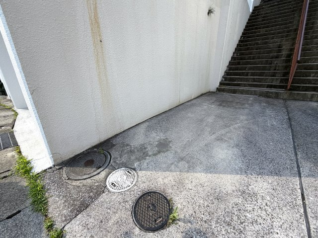 眺望感ある２階からの眺めは、ホッとする。田舎出身だから？空が見たくなる？それが理由でもいいじゃない！何と言ってもこの立地でこの価格なら十分っしょ！！な、『保土ケ谷区仏向西』リフォーム戸建の駐車場|駐車場です