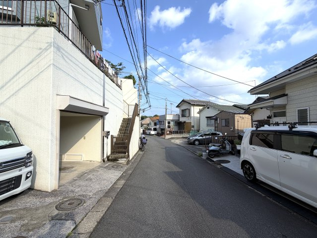 眺望感ある２階からの眺めは、ホッとする。田舎出身だから？空が見たくなる？それが理由でもいいじゃない！何と言ってもこの立地でこの価格なら十分っしょ！！な、『保土ケ谷区仏向西』リフォーム戸建の前面道路含む現地写真|前面道路含む現地写真です