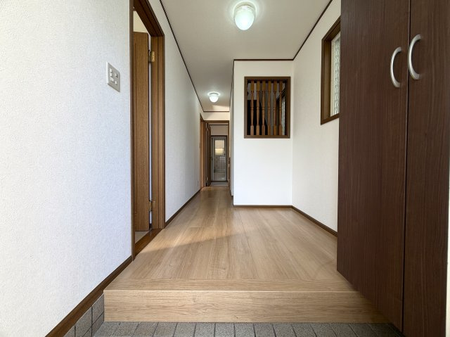 眺望感ある２階からの眺めは、ホッとする。田舎出身だから？空が見たくなる？それが理由でもいいじゃない！何と言ってもこの立地でこの価格なら十分っしょ！！な、『保土ケ谷区仏向西』リフォーム戸建の玄関|毎日通る玄関はこちらです