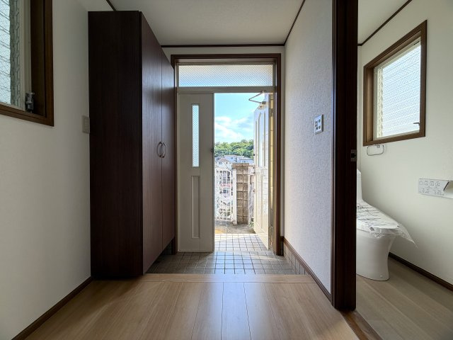眺望感ある２階からの眺めは、ホッとする。田舎出身だから？空が見たくなる？それが理由でもいいじゃない！何と言ってもこの立地でこの価格なら十分っしょ！！な、『保土ケ谷区仏向西』リフォーム戸建の玄関|シンプルで使いやすい玄関です