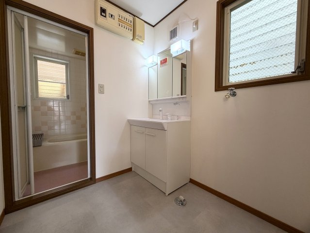 眺望感ある２階からの眺めは、ホッとする。田舎出身だから？空が見たくなる？それが理由でもいいじゃない！何と言ってもこの立地でこの価格なら十分っしょ！！な、『保土ケ谷区仏向西』リフォーム戸建のランドリースペース